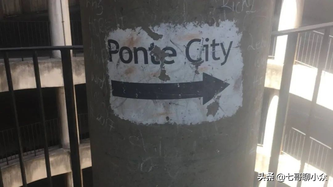 电影里的大厦倒塌现场,电影里建筑物突然崩塌的片段