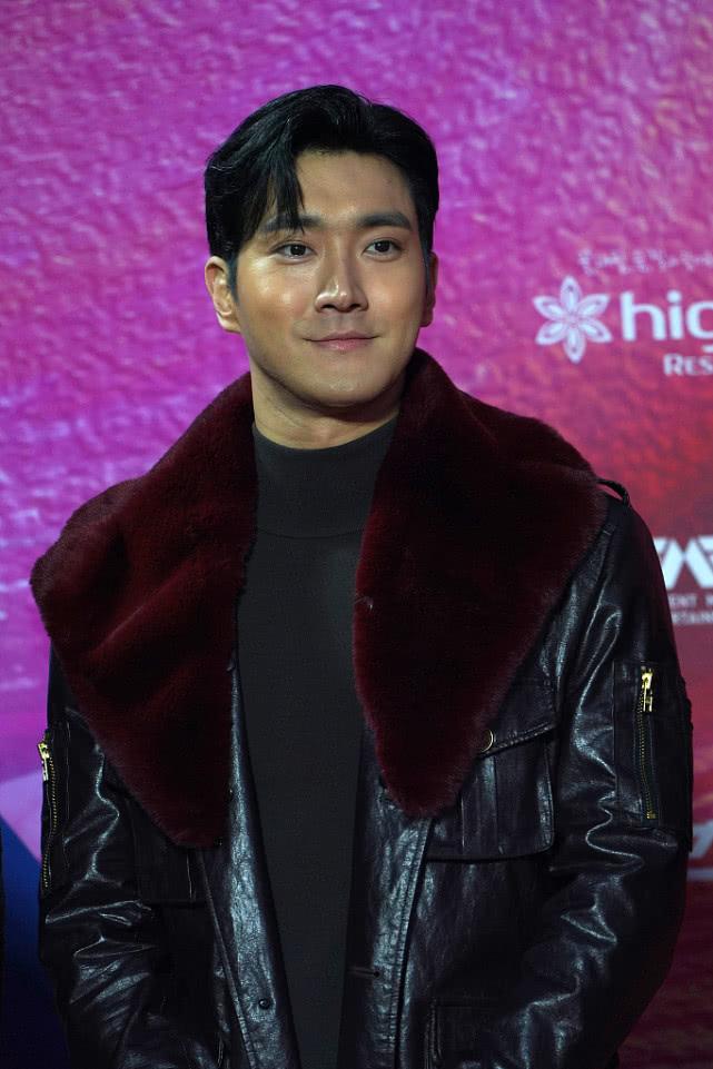 崔始源帅气出席,崔始源穿风衣