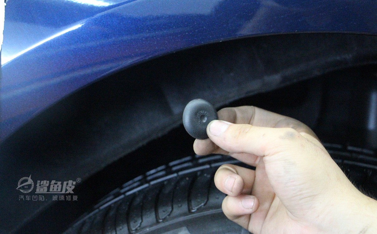 车身石子砸的小坑修复多少钱,车身石子打的坑掉漆怎么修复