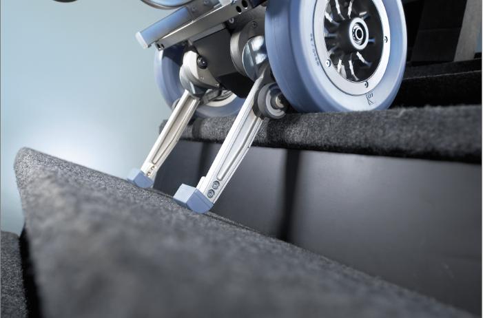 老人残疾人爬楼自动轮椅,老年残疾人上下楼梯神器