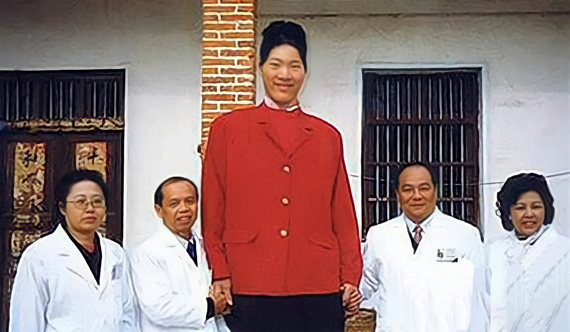 中国第一女巨人22岁2米42,世界第一巨人女人