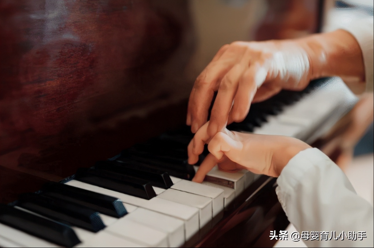 姐姐旧衣改造给弟弟,姐姐用旧毛毯给弟弟改衣服