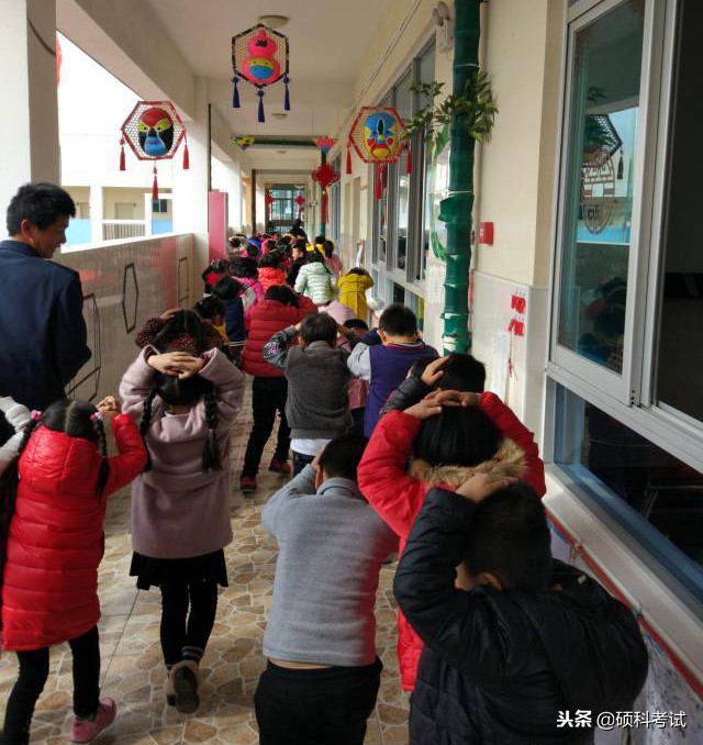 学校地震疏散时的注意事项,学生地震中的逃生法则