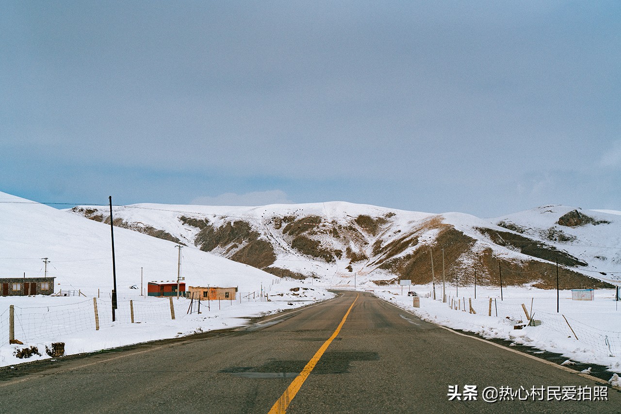 两个小伙去西藏,两个小伙在野外游玩