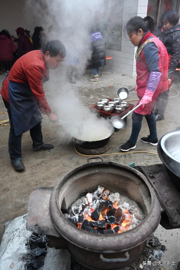 新春流动宴席一条龙服务,春节打工人返乡热潮