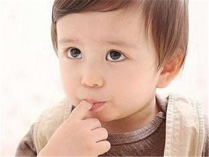 宝宝总是吮吸手指怎么办？别太担心，家长做好引导最重要