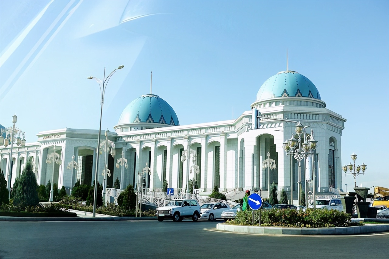 亚洲唯一的一个永久中立国，不用交水电费，汽油每升一毛钱左右