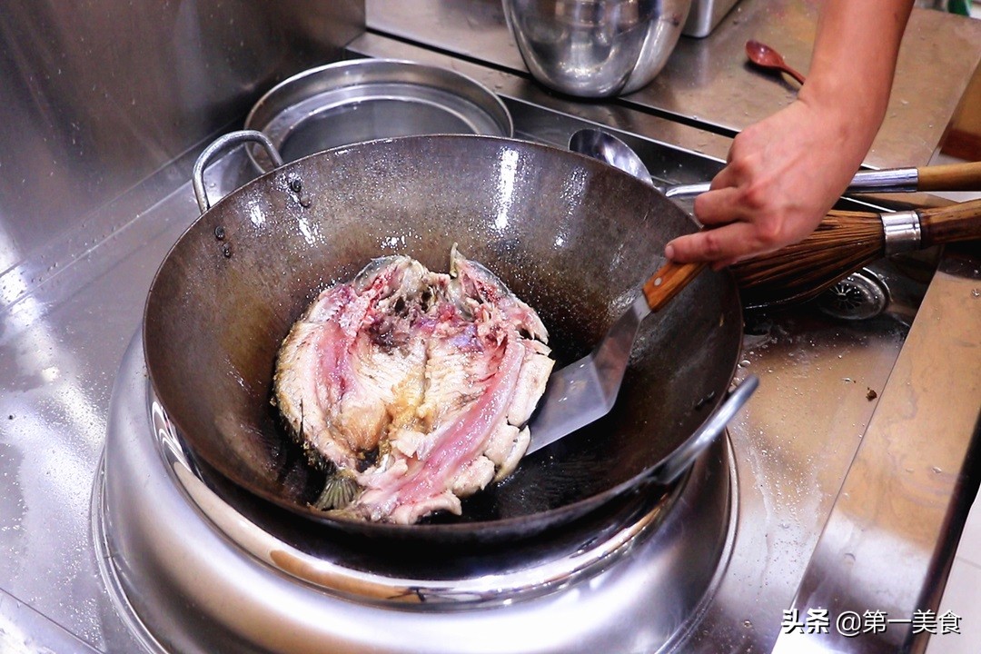烤箱烤鱼怎么做才能烤得外酥里嫩,大厨免费教你免费制作美味烤鱼
