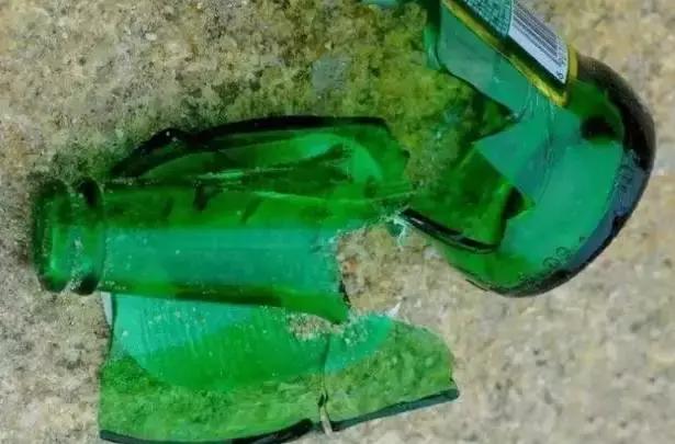 啤酒瓶冒充翡翠手镯全过程曝光,啤酒瓶制作冒充的翡翠手镯