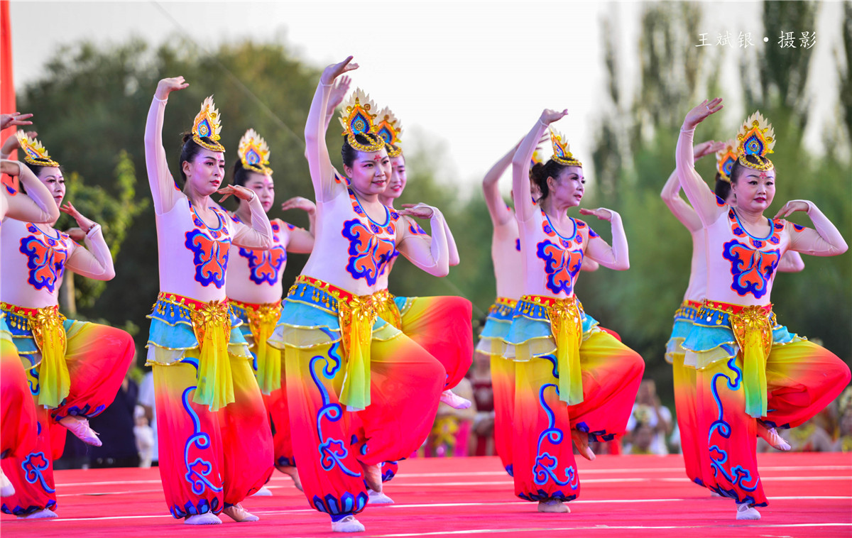 适合穿敦煌服跳的舞,跳敦煌舞服装