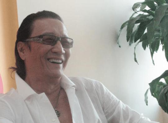 当年是香港黑帮龙头，谢贤是他结拜兄弟，张学友是他干女婿