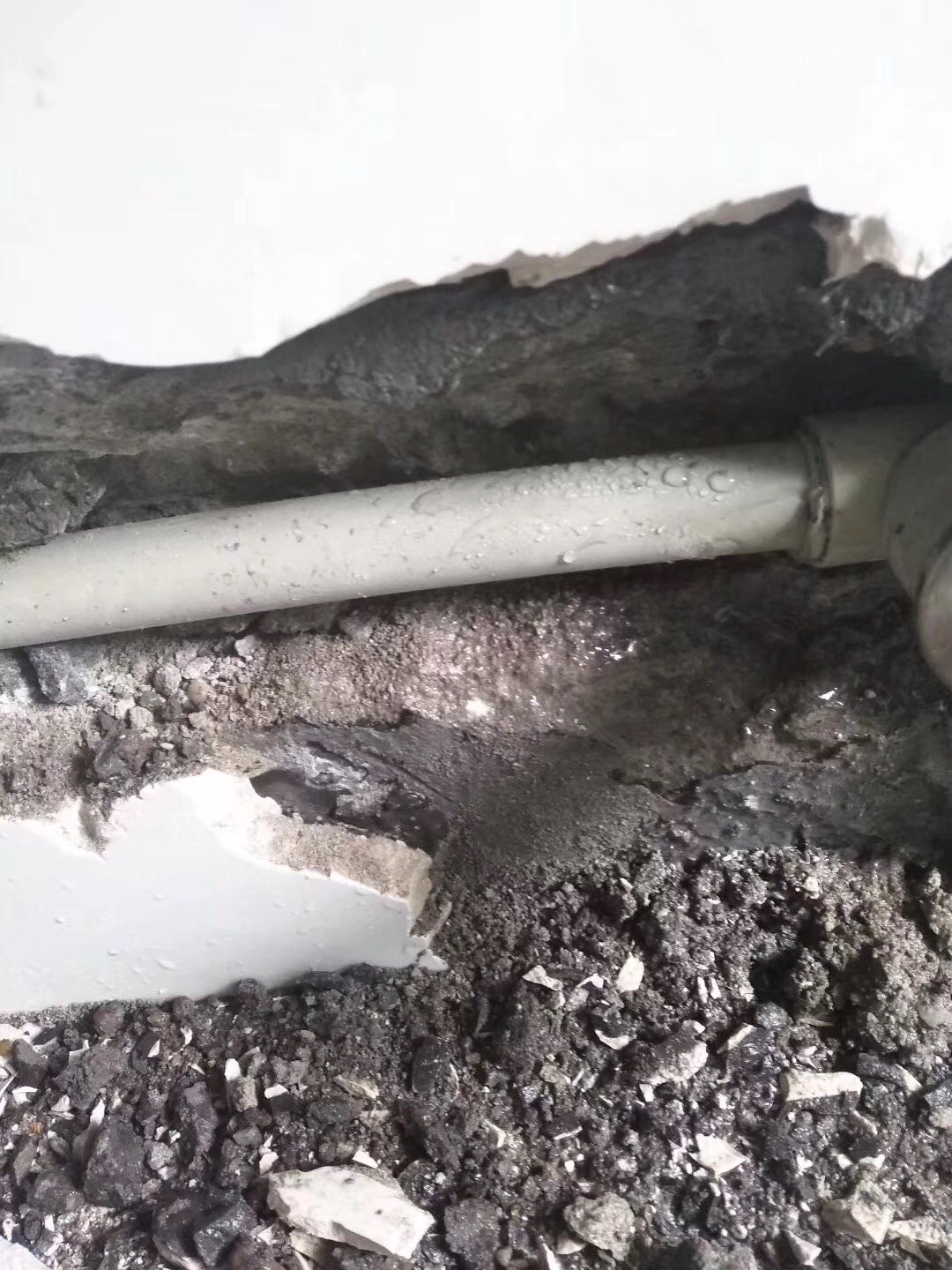 卫生间贴砖后墙面漏水怎么处理,卫生间已贴砖漏水到楼下怎么办