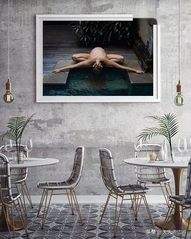 她在世界各地拍下裸照，吸引了8000万的粉丝，却没有一张是色情的