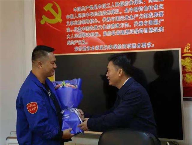 记者揭秘“多彩贵州”彩车走过*安门天**那一刻！“多彩贵州”彩车副驾驶：骄傲！自豪