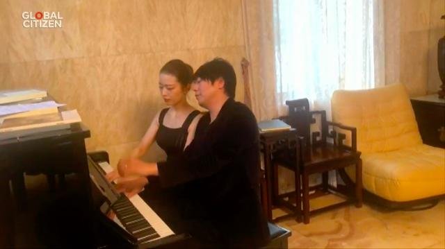 郎朗吉娜夫妻三重奏完整,郎朗吉娜在家四手联弹