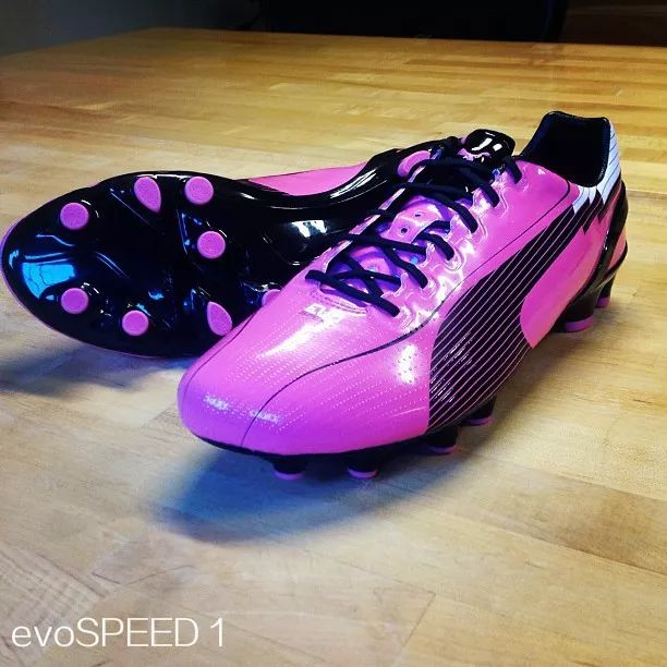 混身上下一套粉？绿茵场上的硬汉们究竟怎么了？