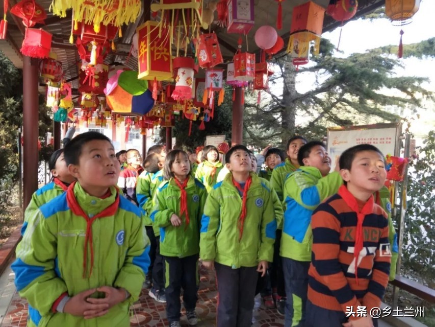 手工灯笼展小学春节,亲子手工灯笼小学