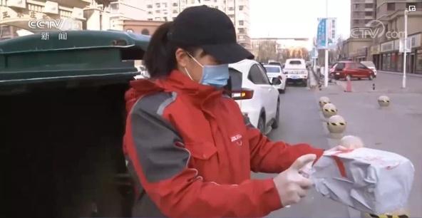 疫情“围城”，快递姐化为“红色闪电”，获央视点赞