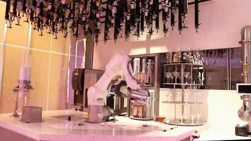 听说有群机器人乘“太空舱”悄然登陆广州?