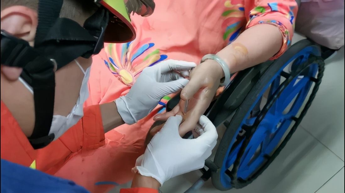 气球爆燃致女子烧伤,女子喷洒杀虫剂爆炸