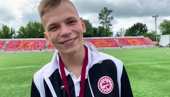 9岁男孩踢球时被闪电击中,男孩被闪电击中后续