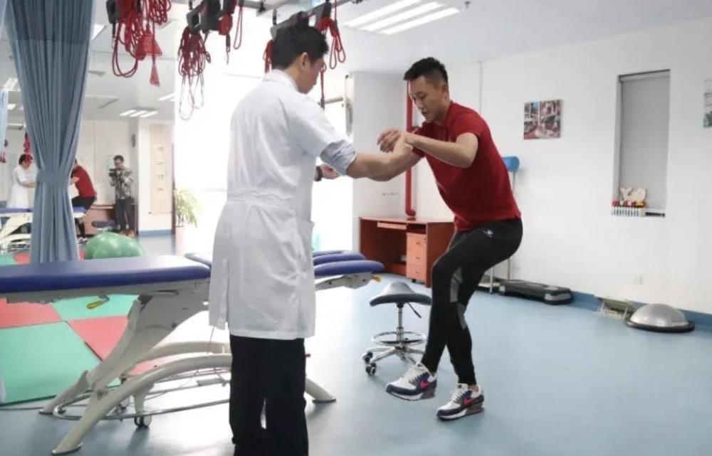 请问得了滑膜炎该吃些什么,得了滑膜炎怎么去医院