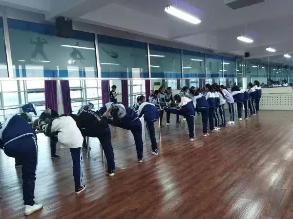 丰富海棠课程·点燃冬日激情—一机二中海棠特色校本课程活力绽放