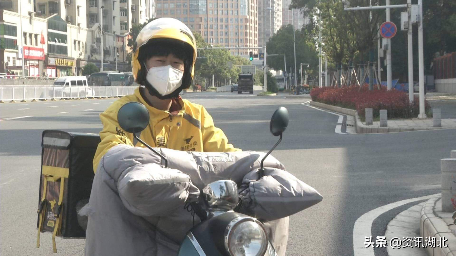 我在武汉|何文文:白加黑外卖小哥一天送餐200多份
