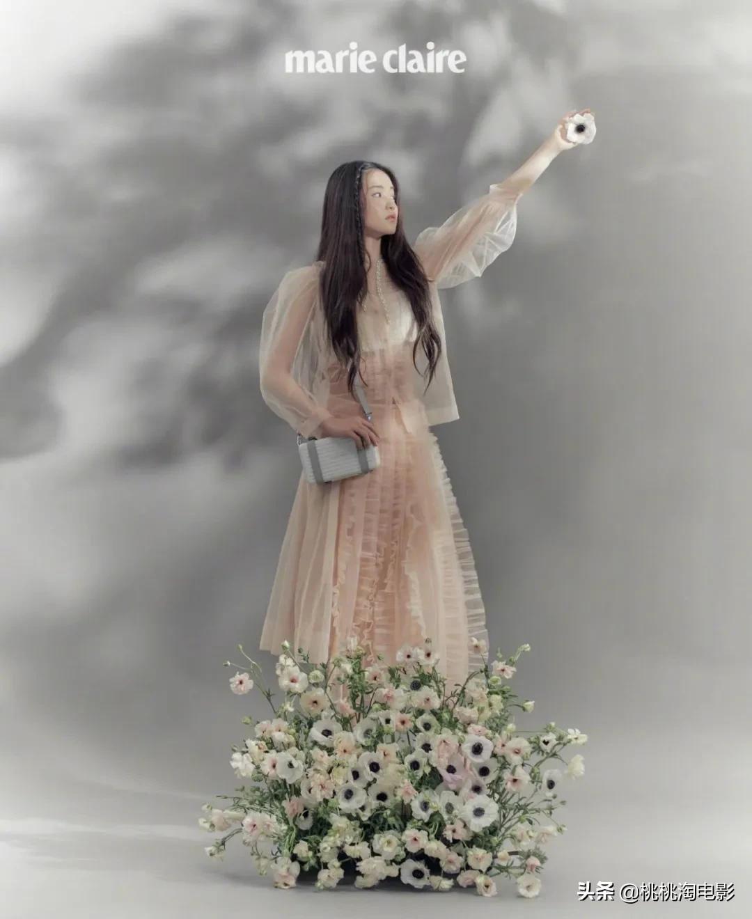 金泰梨杂志写真图文,女星金泰梨穿圣诞小鹿装跳舞