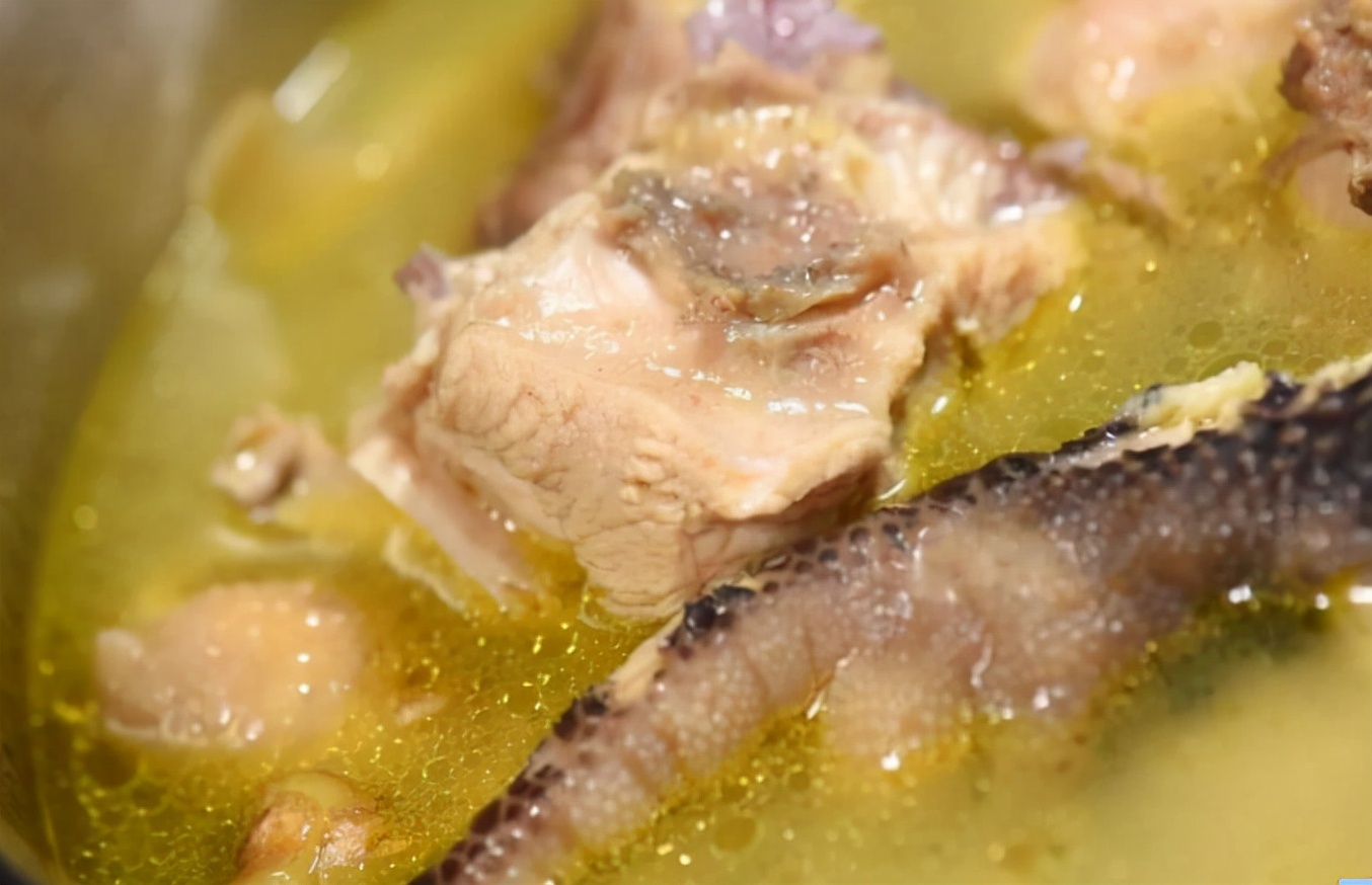 宰鸡时鸡身上的毛根部怎么去掉,鸡肚子里有一包水能不能吃