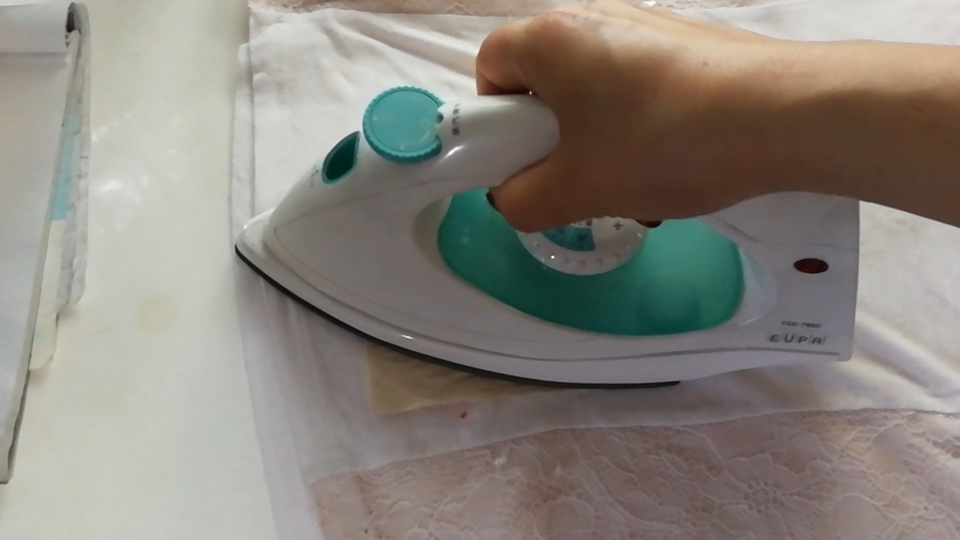 怎么去除衣服上的蜡烛油,衣服上有蜡烛油怎么清洗掉