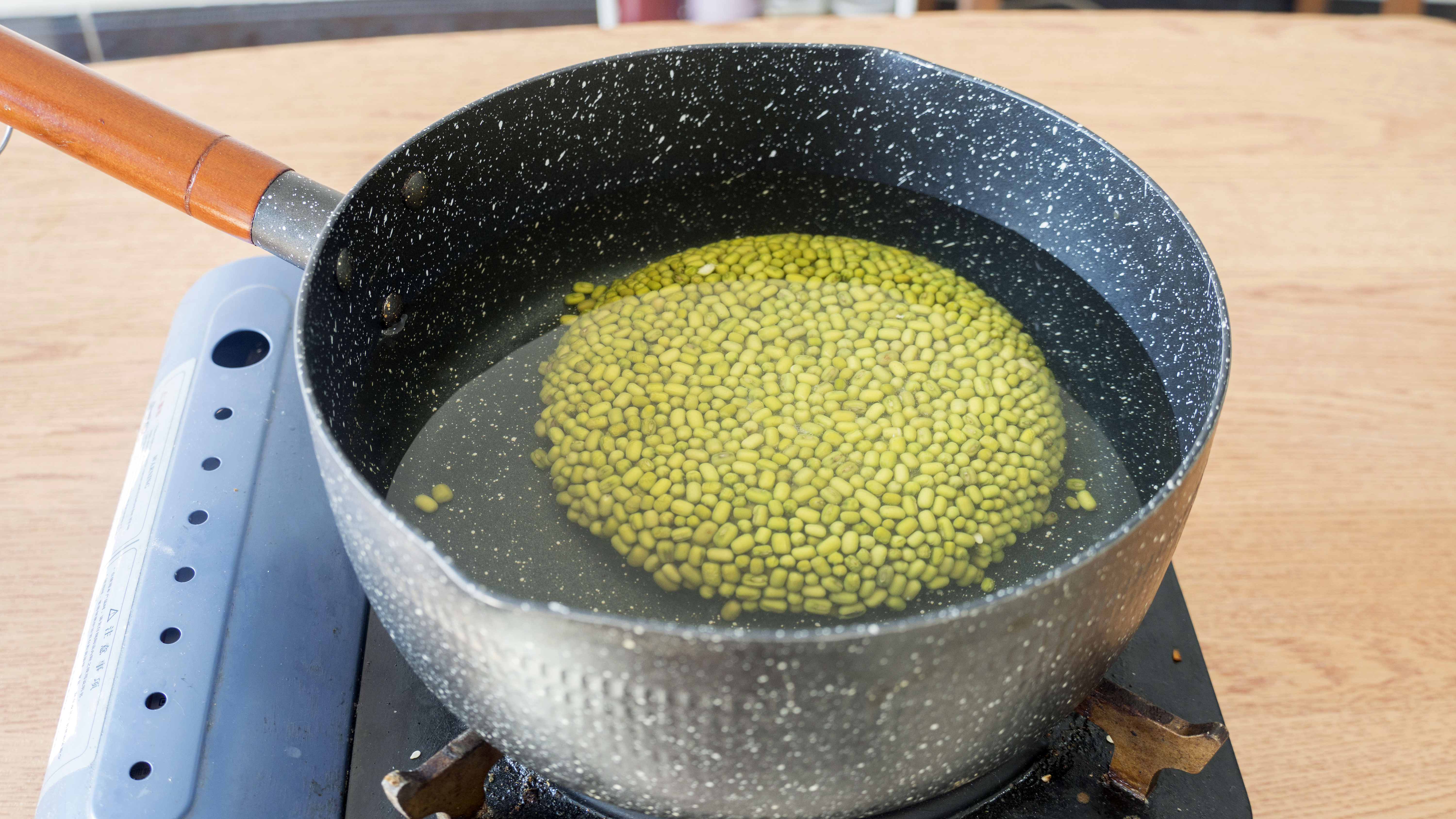 煮绿豆汤怎么煮快一点,煮绿豆汤有诀窍根本不用提前泡