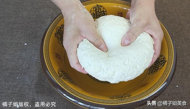 面团松弛的正确方法,面团揉太干发不起来怎么补救