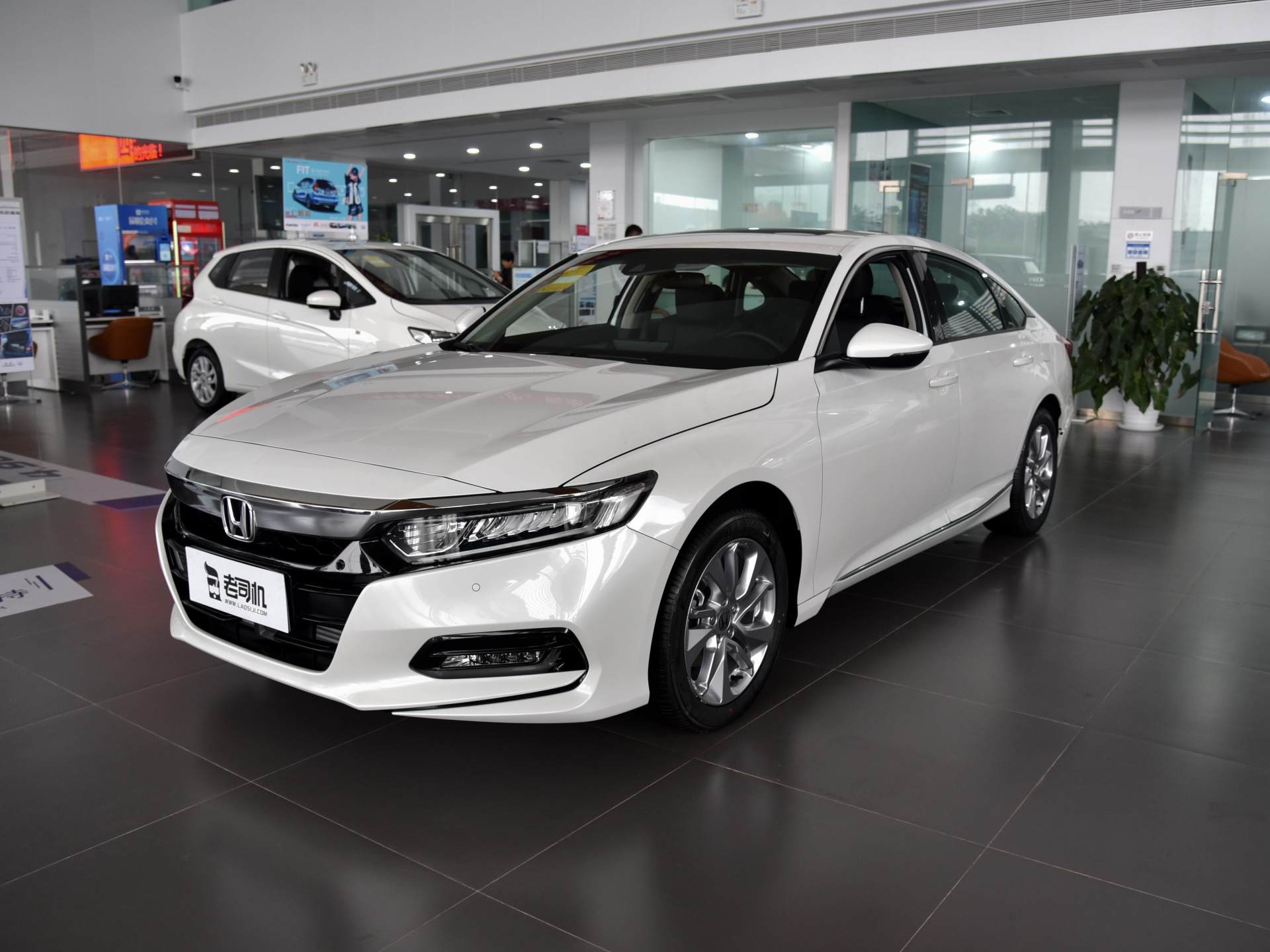 6l油耗跑一百公里,6l油耗的轿车