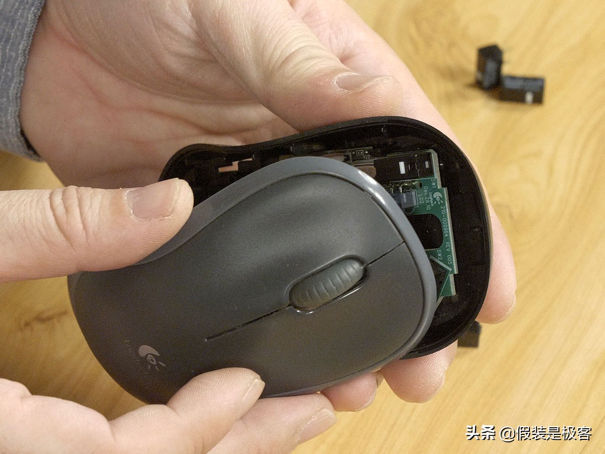 按键精灵鼠标键盘突然不灵了,无线鼠标摔了按键不灵怎么修