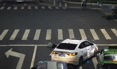 奇葩男子爬上岗亭睡大觉,奇葩男子睡马路