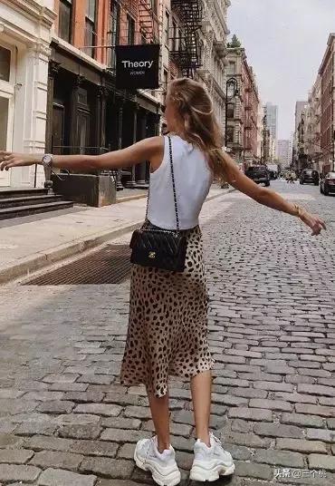 今年流行的裙子不穿高跟鞋,今年流行时髦的裙子冬天穿的