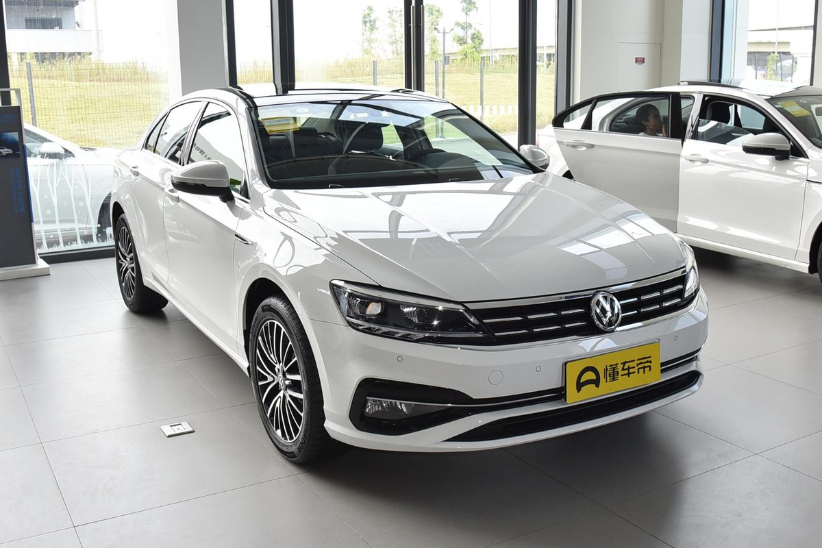 凌渡车灯一直有雾气怎么办,凌渡轿车怎样除前窗玻璃外雾水