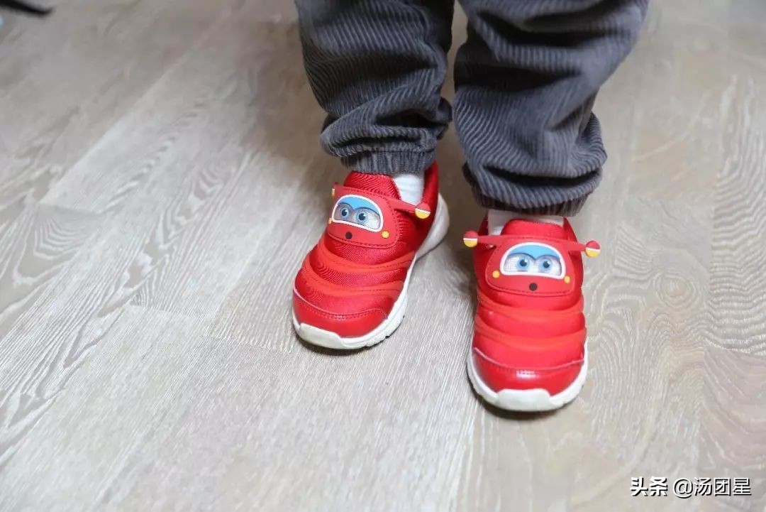 把乐迪穿在脚上起飞-小寻飞机侠儿童鞋