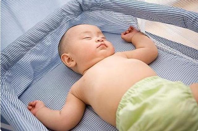 宝宝为啥睡觉老往上拱枕头,宝宝睡着时头总是往下拱