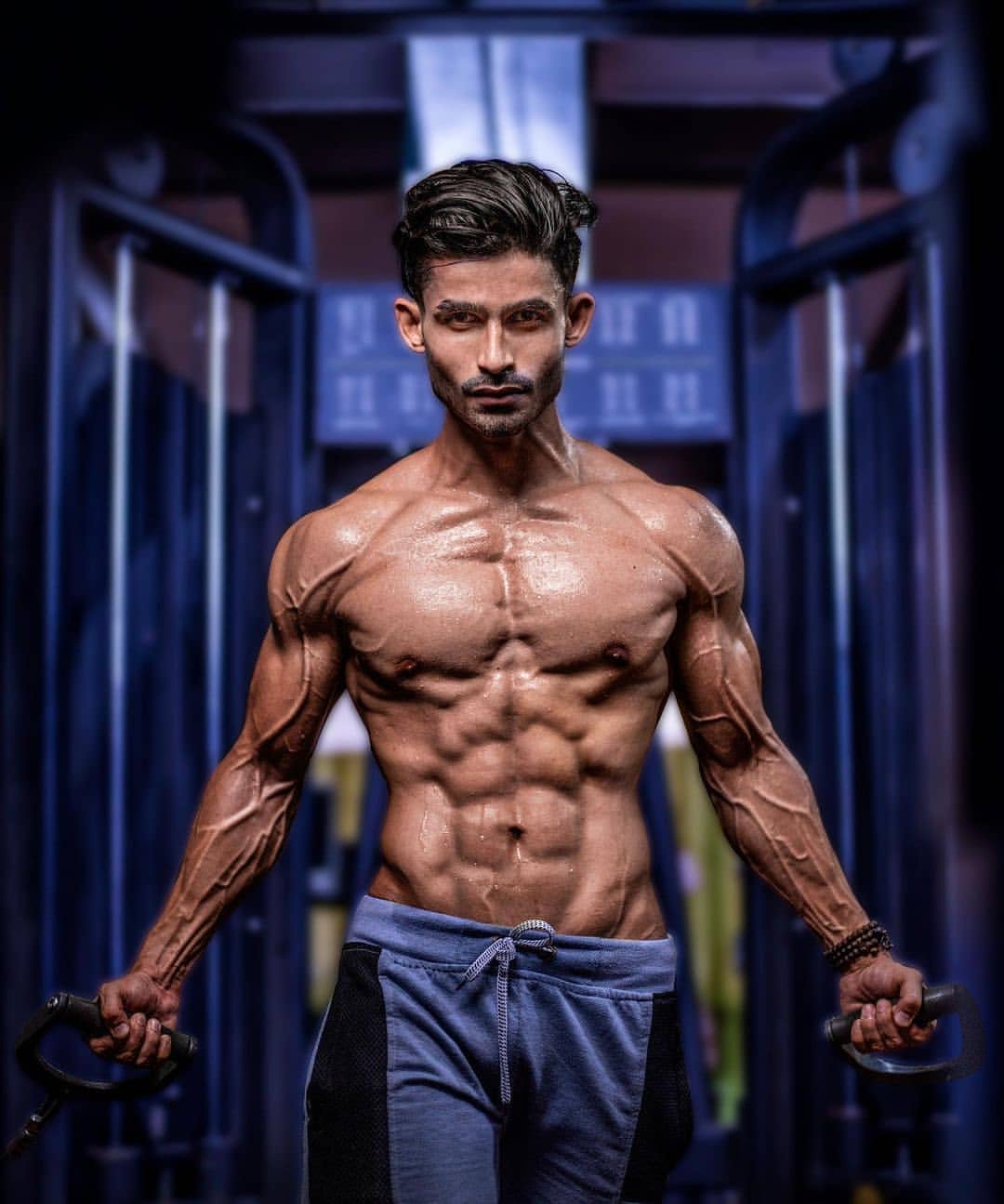 基础手臂训练每个动作4-6组,手臂超级组训练方法