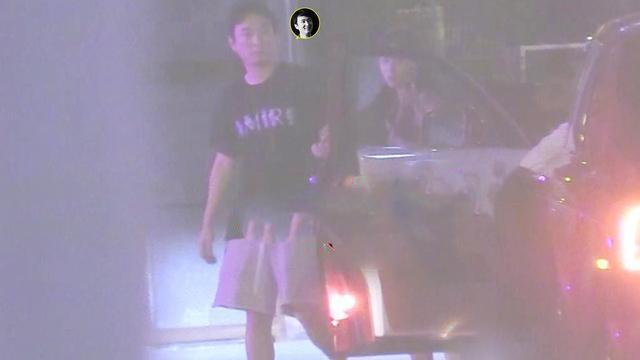 闲不住！王思聪“一拖五”约五位辣妹泡酒吧，拽妹子“咬耳朵”