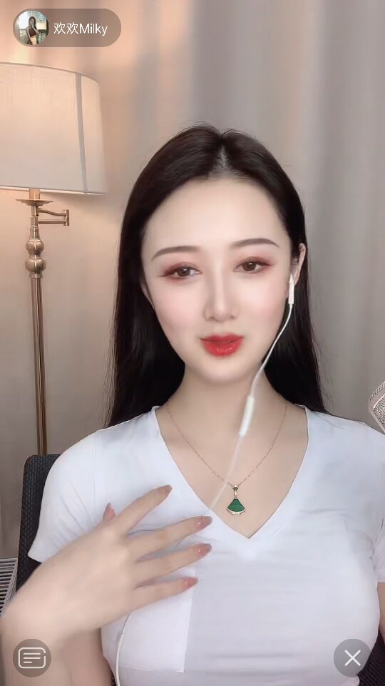 嵌上金饰、金丝的玻璃，让屋内充满金色阳光