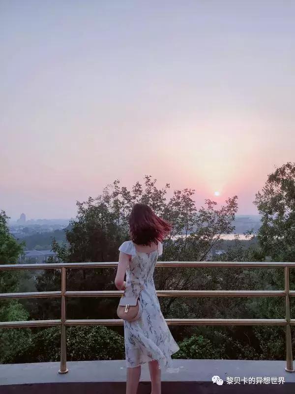 她们穿的连衣裙,她们穿的花裙子