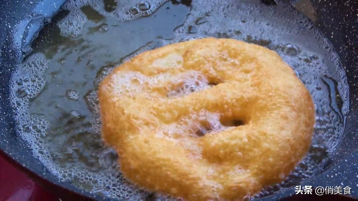 油饼这样做又软又蓬松,和面的比例很关键,放半个月都不会硬