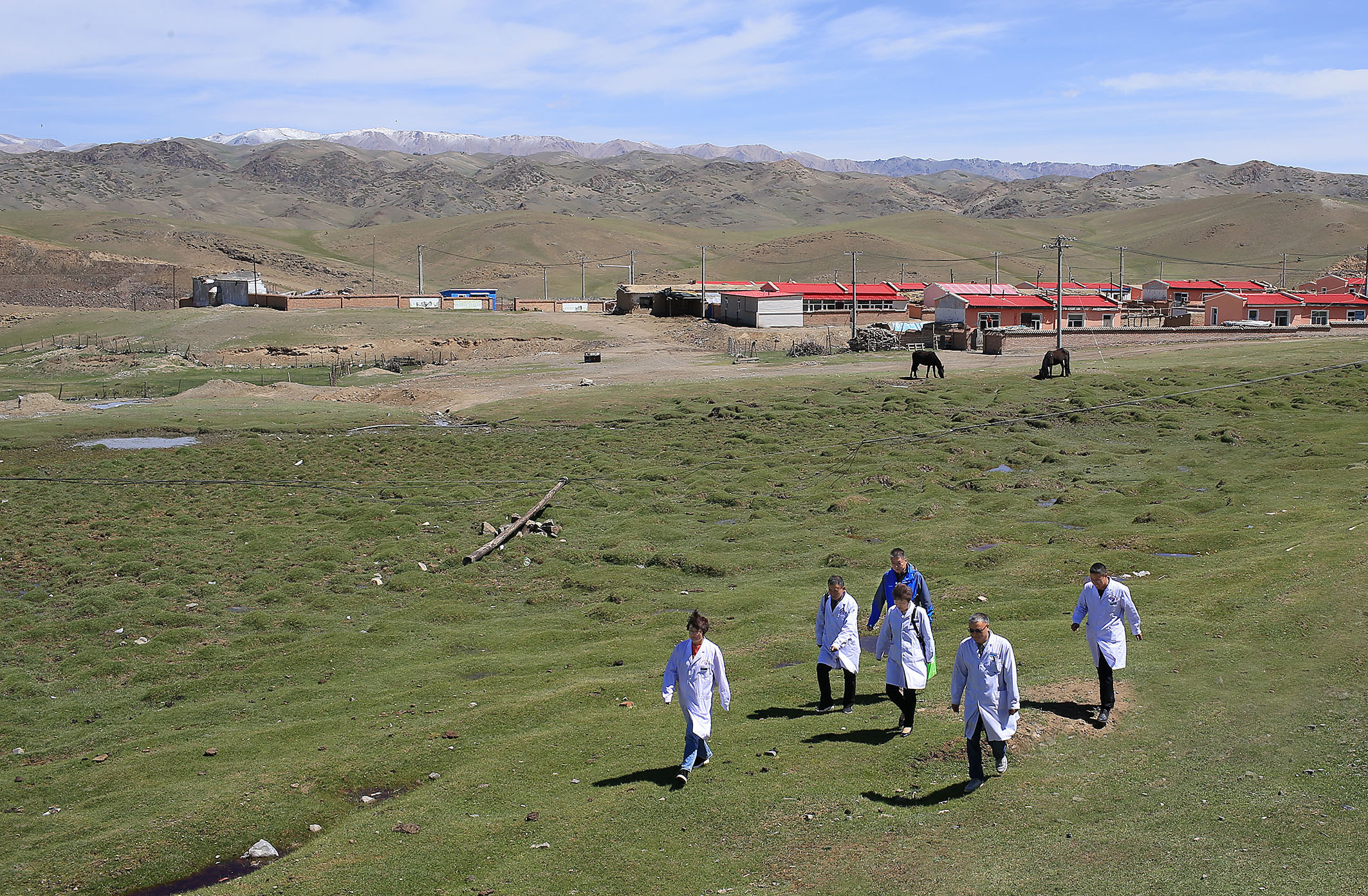 少数民族病人为何如此喜欢这个美女医生？因为她心中有爱