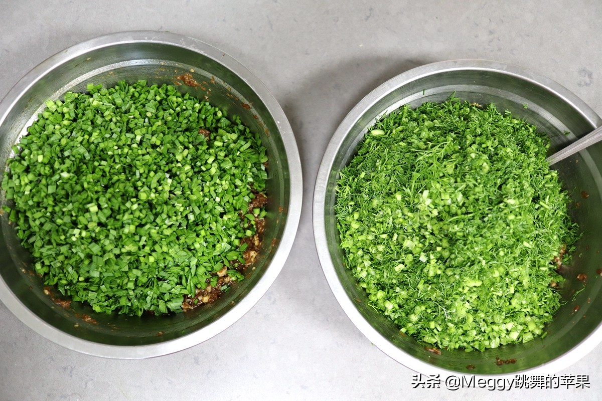 我家吃饺子一锅俩馅，喜欢哪个夹哪个，从没失手过，吃到肚撑