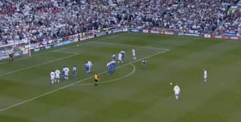 足球为什么在空中拐弯,足球空中拐弯飞行