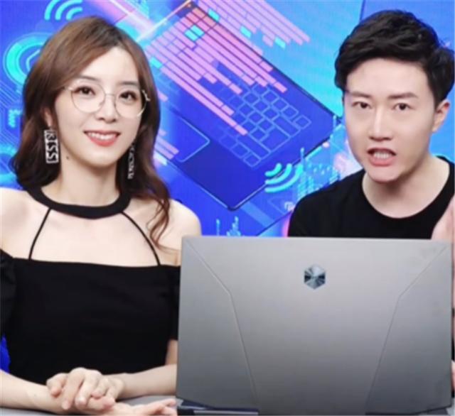 带货“夫妻档”来了，管泽元亲自给模特换装？余霜旁边小哥太眼熟