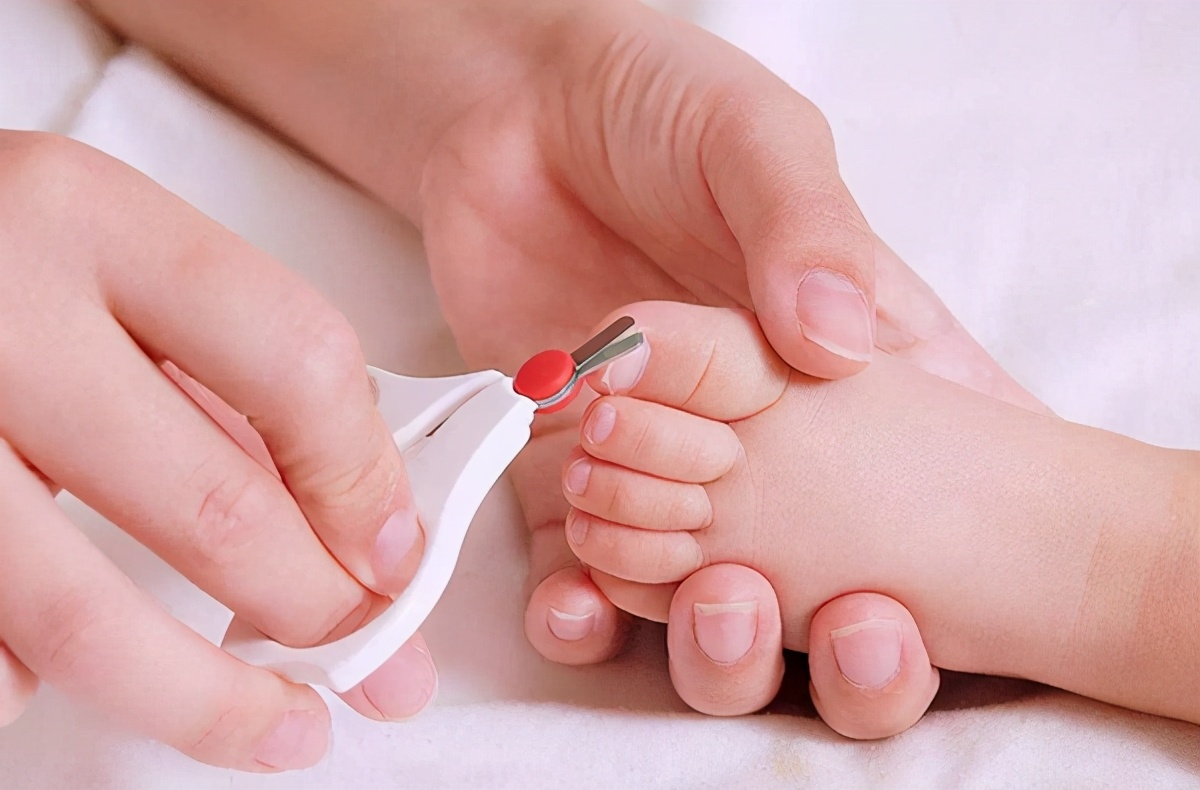 刚出生的宝宝剪指甲剪到肉怎么办,初生婴儿指甲抓破脸